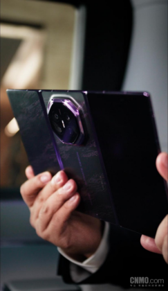 Huawei Mate XT 2 Richard Yu kezében: a Z-hajtás helyét védettebb kialakítás veheti át