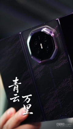 Huawei Mate XT 2 Richard Yu kezében: a Z-hajtás helyét védettebb kialakítás veheti át