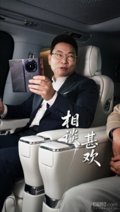 Huawei Mate XT 2 Richard Yu kezében: a Z-hajtás helyét védettebb kialakítás veheti át