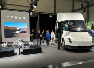 Tesla Semi: 550 km-es hatótávval készül az európai rajtra