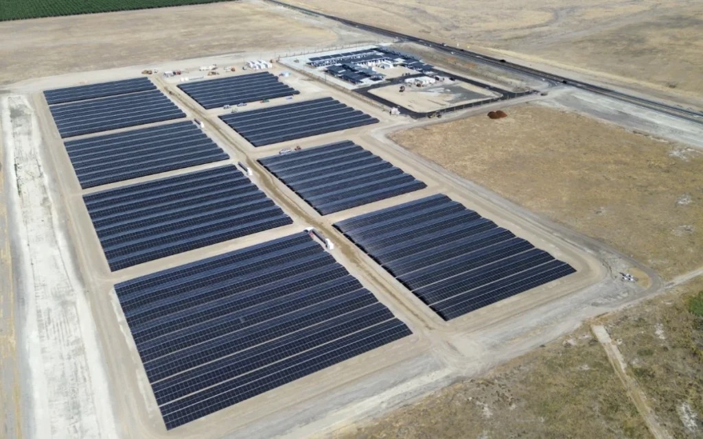 A Tesla eddigi legnagyobb Supercharger-állomása: 164 töltőpont, 11 MW napelem és 10 Megapack 1 A Tesla eddigi legnagyobb Supercharger-állomása: 164 töltőpont, 11 MW napelem és 10 Megapack