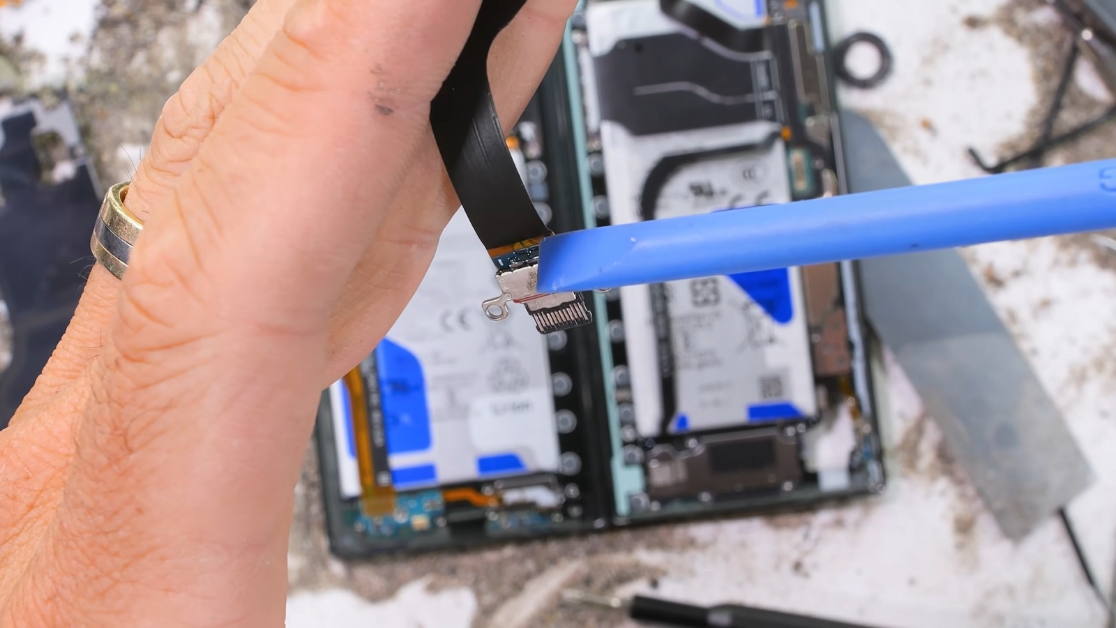 Mennyire strapabíró a Samsung Galaxy Z Fold8 Ultra? JerryRigEverything szétszedte és megkínozta 1 Mennyire strapabíró a Samsung Galaxy Z Fold8 Ultra? JerryRigEverything szétszedte és megkínozta