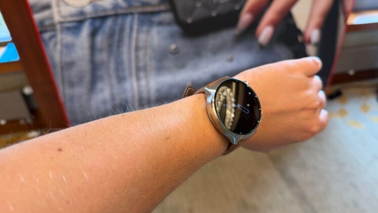 Moto Watch Ultra: Wear OS 6-tal és LTE-vel erősít a Motorola prémiumórája