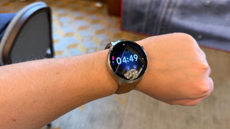 Moto Watch Ultra: Wear OS 6-tal és LTE-vel erősít a Motorola prémiumórája