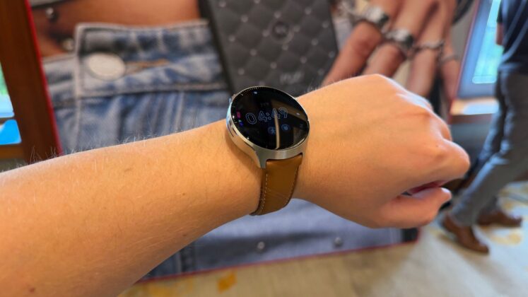 Moto Watch Ultra: Wear OS 6-tal és LTE-vel erősít a Motorola prémiumórája