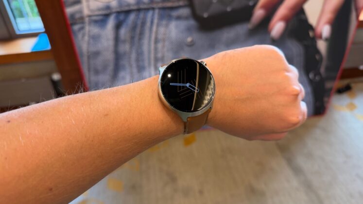 Moto Watch Ultra: Wear OS 6-tal és LTE-vel erősít a Motorola prémiumórája