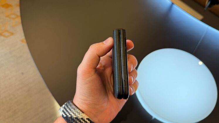 Luxuskiegészítővé válik a Motorola razr 70: kézben a Swarovski kiadás