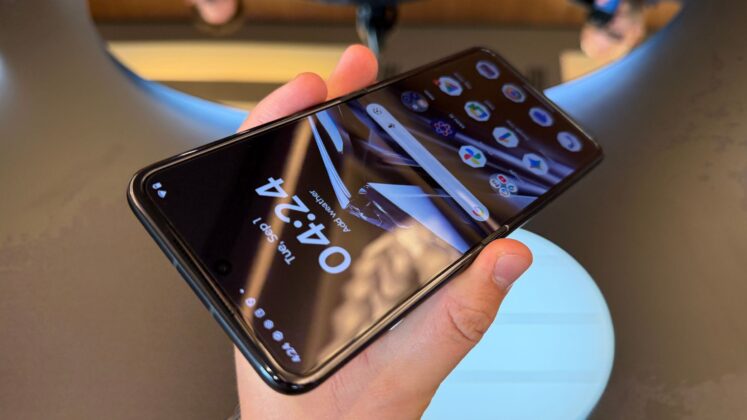 Luxuskiegészítővé válik a Motorola razr 70: kézben a Swarovski kiadás