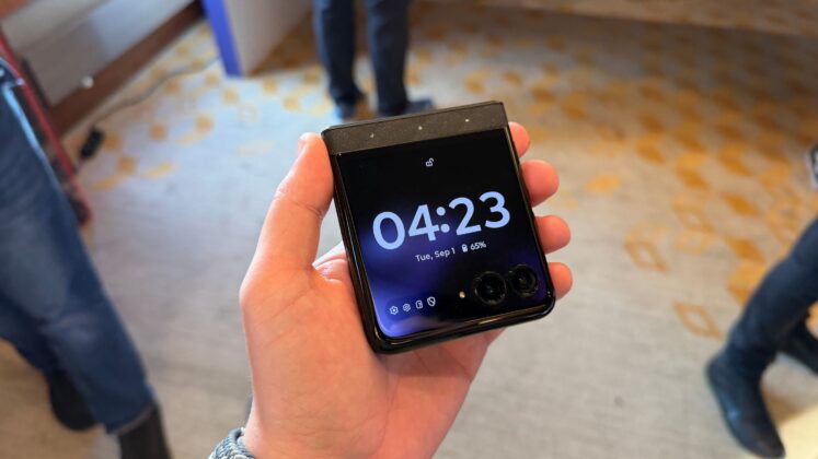 Luxuskiegészítővé válik a Motorola razr 70: kézben a Swarovski kiadás