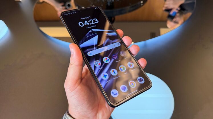Luxuskiegészítővé válik a Motorola razr 70: kézben a Swarovski kiadás