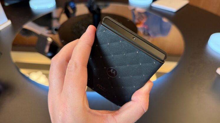 Luxuskiegészítővé válik a Motorola razr 70: kézben a Swarovski kiadás
