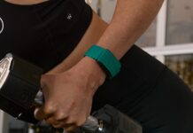 Apple: kijelző nélküli egészségkövető karkötő készülhet 2028-ra