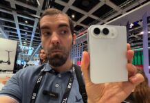 Kézben az iPhone Ultra makettje: vaskos, szögletes, de ígéretes az Apple hajlíthatója