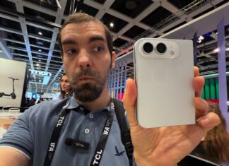 Kézben az iPhone Ultra makettje: vaskos, szögletes, de ígéretes az Apple hajlíthatója