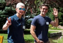 Tim Cook átadta a vezérigazgatói posztot, de 45 millió dolláros Apple-részvénycsomagot kap