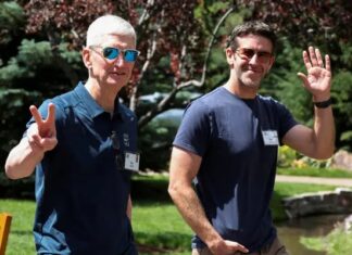 Tim Cook átadta a vezérigazgatói posztot, de 45 millió dolláros Apple-részvénycsomagot kap