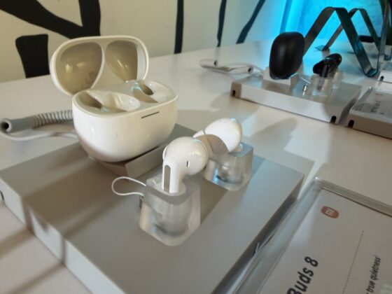 A REDMI Headphones Neo 72 órás üzemidőt és USB-C-s Hi-Res hangot ígér, a Buds 8 50 dB-es ANC-t kapott