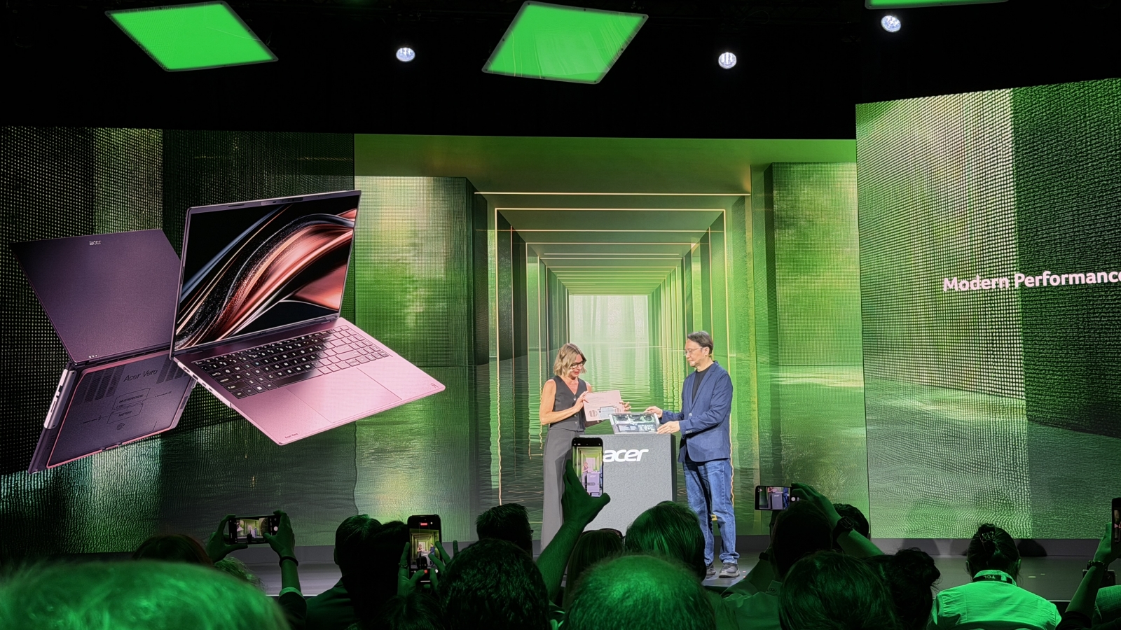 next@acer 2026: 799 grammos laptop, 1000 Hz-es monitor és a DualPlay Mini koncepció 2 Acer
