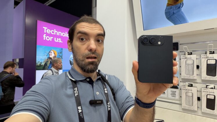 Kézben az iPhone Ultra makettje: vaskos, szögletes, de ígéretes az Apple hajlíthatója
