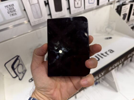 Kézben az iPhone Ultra makettje: vaskos, szögletes, de ígéretes az Apple hajlíthatója