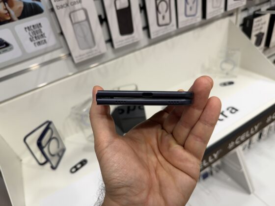 Kézben az iPhone Ultra makettje: vaskos, szögletes, de ígéretes az Apple hajlíthatója