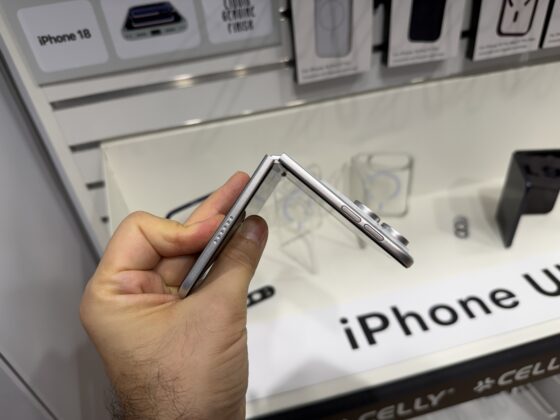 Kézben az iPhone Ultra makettje: vaskos, szögletes, de ígéretes az Apple hajlíthatója