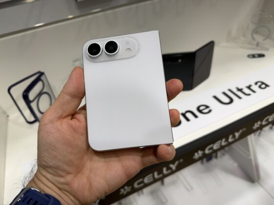 Kézben az iPhone Ultra makettje: vaskos, szögletes, de ígéretes az Apple hajlíthatója