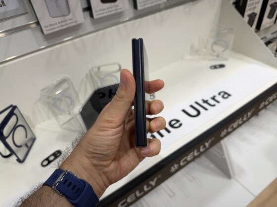 Kézben az iPhone Ultra makettje: vaskos, szögletes, de ígéretes az Apple hajlíthatója