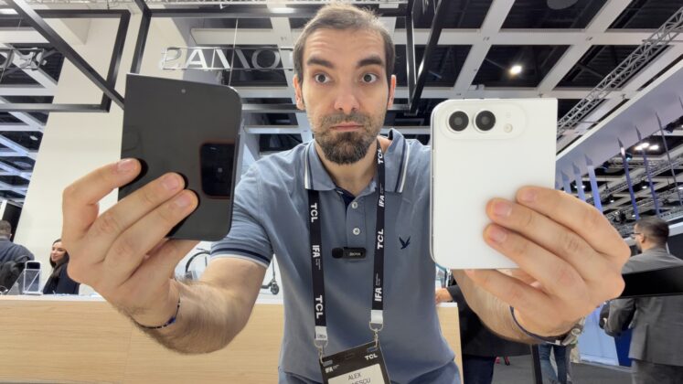 Kézben az iPhone Ultra makettje: vaskos, szögletes, de ígéretes az Apple hajlíthatója