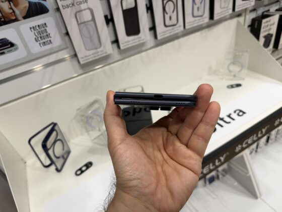 Kézben az iPhone Ultra makettje: vaskos, szögletes, de ígéretes az Apple hajlíthatója