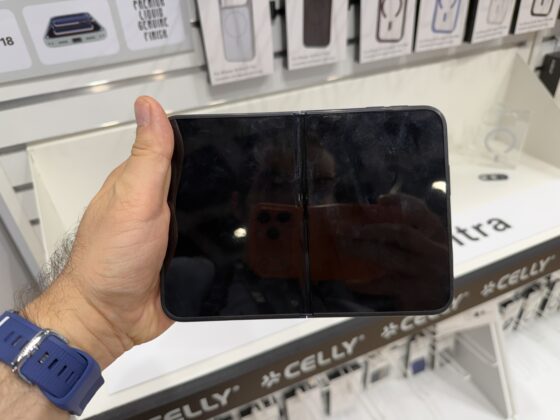 Kézben az iPhone Ultra makettje: vaskos, szögletes, de ígéretes az Apple hajlíthatója