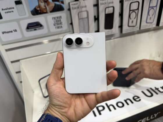 Kézben az iPhone Ultra makettje: vaskos, szögletes, de ígéretes az Apple hajlíthatója
