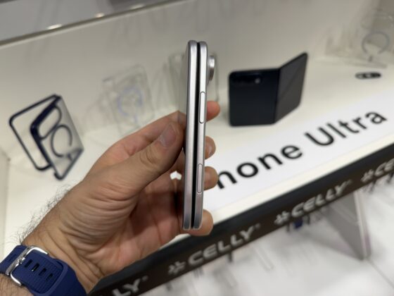 Kézben az iPhone Ultra makettje: vaskos, szögletes, de ígéretes az Apple hajlíthatója