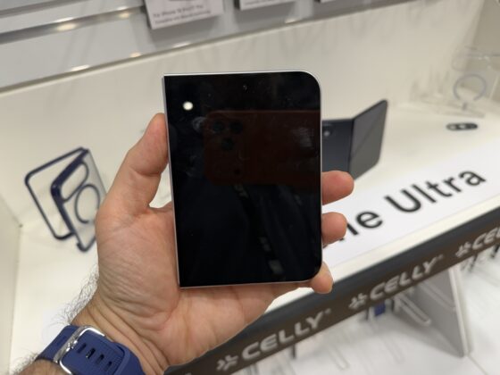 Kézben az iPhone Ultra makettje: vaskos, szögletes, de ígéretes az Apple hajlíthatója