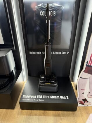 Roborock F25 Ultra Steam Gen 2 kézben: gőzzel takarítja fel a kiömlött üdítőt és a rászáradt pürét