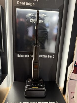 Roborock F25 Ultra Steam Gen 2 kézben: gőzzel takarítja fel a kiömlött üdítőt és a rászáradt pürét