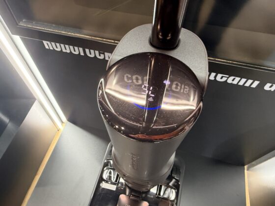 Roborock F25 Ultra Steam Gen 2 kézben: gőzzel takarítja fel a kiömlött üdítőt és a rászáradt pürét