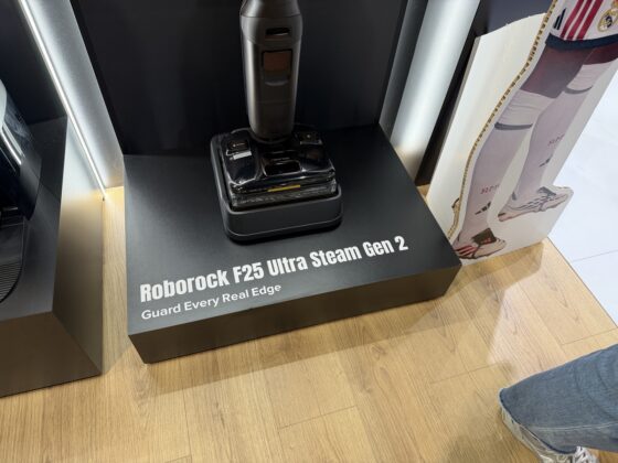 Roborock F25 Ultra Steam Gen 2 kézben: gőzzel takarítja fel a kiömlött üdítőt és a rászáradt pürét