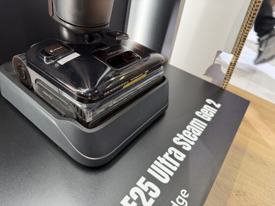 Roborock F25 Ultra Steam Gen 2 kézben: gőzzel takarítja fel a kiömlött üdítőt és a rászáradt pürét