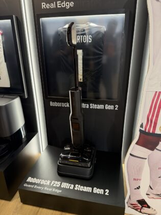 Roborock F25 Ultra Steam Gen 2 kézben: gőzzel takarítja fel a kiömlött üdítőt és a rászáradt pürét