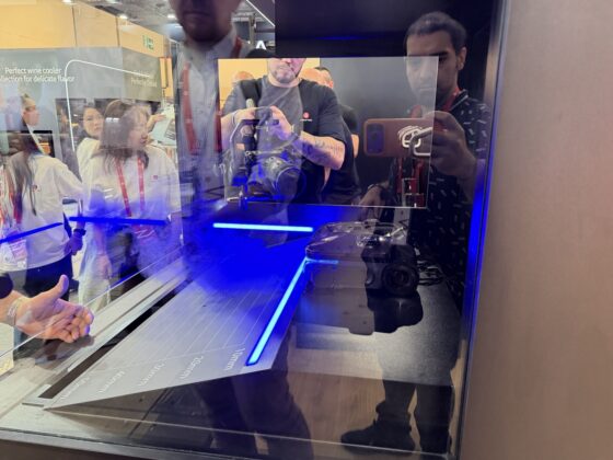 Roborock F25 Ultra Steam Gen 2 kézben: gőzzel takarítja fel a kiömlött üdítőt és a rászáradt pürét