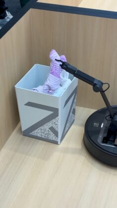 A Roborock Saros Z70 már a földre dobott zoknit is elpakolja
