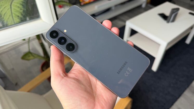 Hét évre tervezhető a Samsung Galaxy S26 FE? A szoftvertámogatás és a cserélhető akkumulátor mellette szól