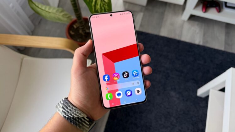 Hét évre tervezhető a Samsung Galaxy S26 FE? A szoftvertámogatás és a cserélhető akkumulátor mellette szól