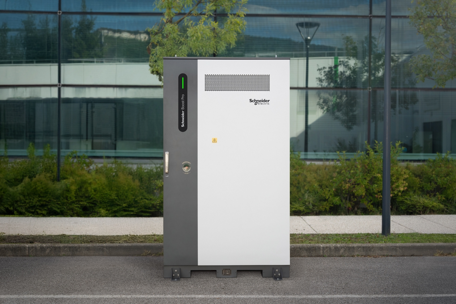 A Schneider Boost Pro egységenként 215 kWh energiát tárol, és 100 kW teljesítményt adhat le