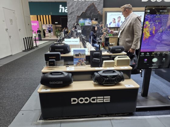 20 500 mAh-s akkumulátoros, beépített projektoros telefont vitt az IFA-ra a DOOGEE