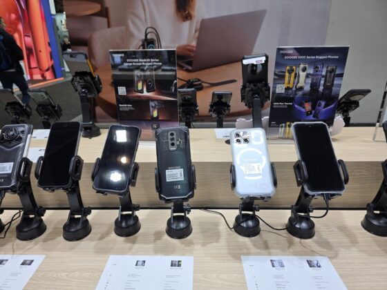 20 500 mAh-s akkumulátoros, beépített projektoros telefont vitt az IFA-ra a DOOGEE