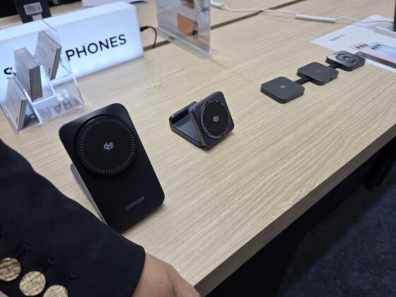 20 500 mAh-s akkumulátoros, beépített projektoros telefont vitt az IFA-ra a DOOGEE