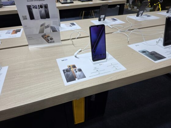 20 500 mAh-s akkumulátoros, beépített projektoros telefont vitt az IFA-ra a DOOGEE