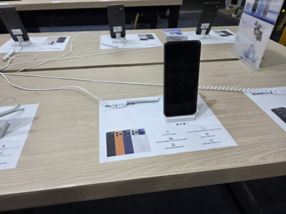 20 500 mAh-s akkumulátoros, beépített projektoros telefont vitt az IFA-ra a DOOGEE